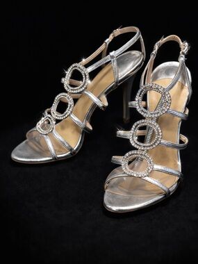 Ivanka Trump Itasteria Rhinestone Circle T-Strap Sparky Wedding Heels Sz 8
